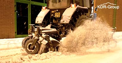Уборка снега трактором
